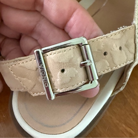 Vionic flat Tan and Cream Sandals with Crisscross Straps shoes - Picture 12 of 13